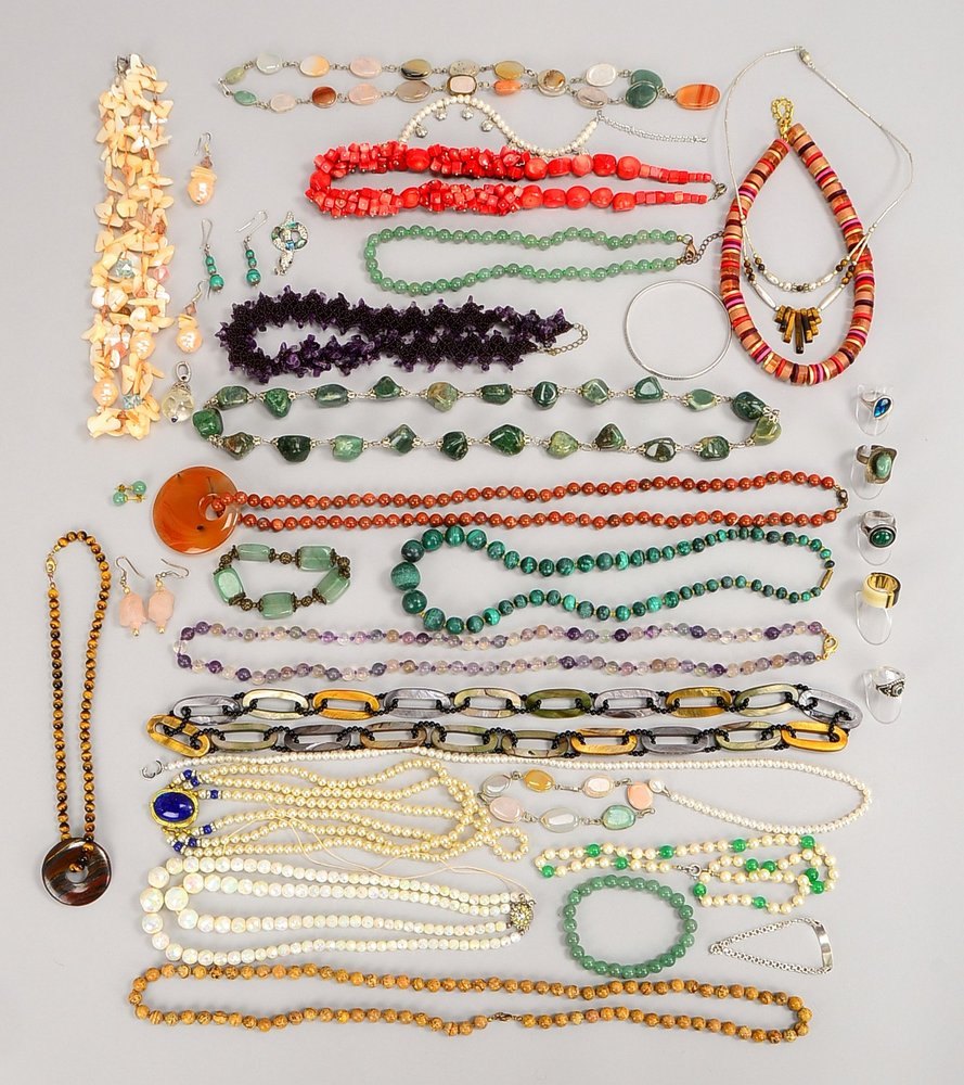 Modeschmuck-Konvolut: 19x Halsketten und 6x Armbänder, 5x Ringe und 6x Ohrhänger