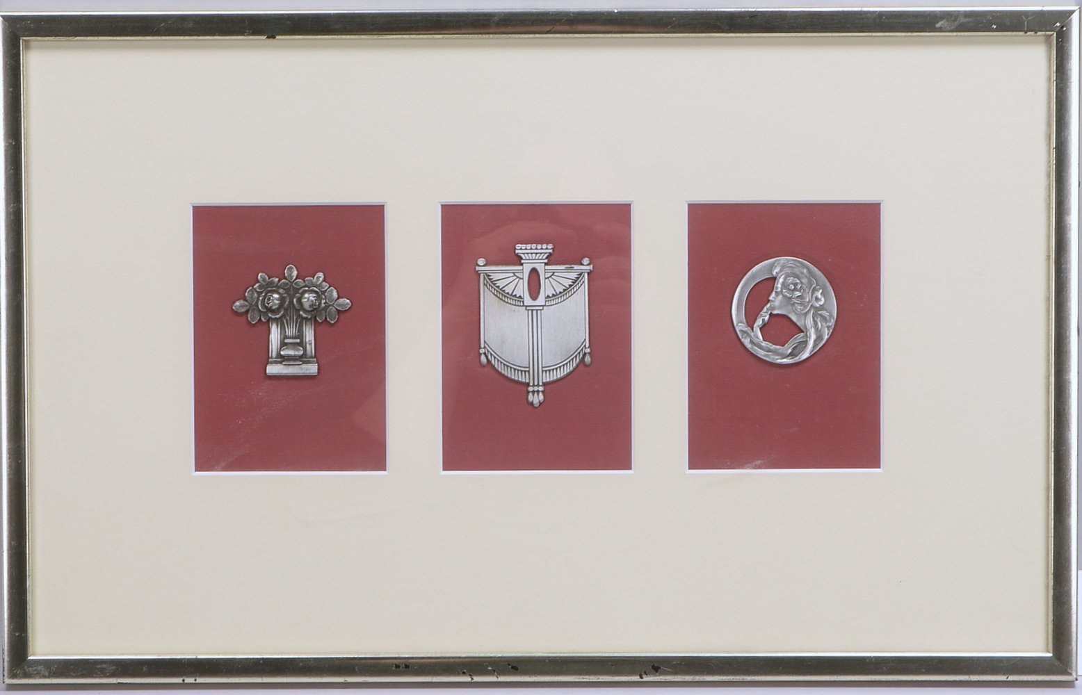 3-tlg. Wandbild: 3x Jugendstil-Embleme, Zinn, jew. unter PP hinter Glas; Maße 56 x 36 cm