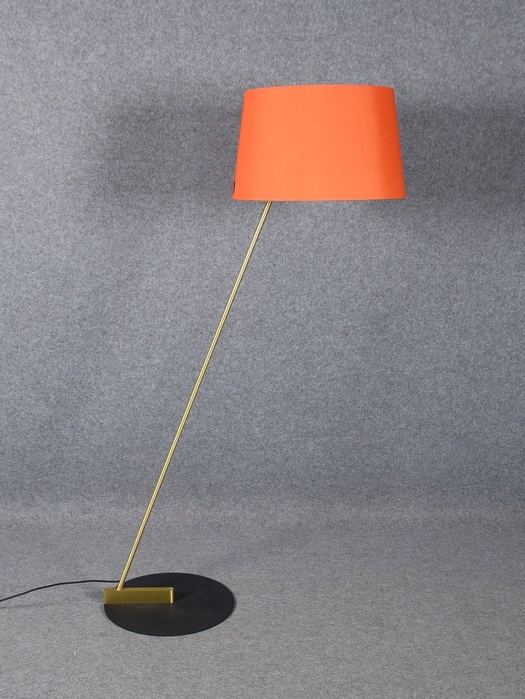 Designer-Stehleuchte, 'Stick', Messinggestell, roter Karton-Schirm, verstellb.