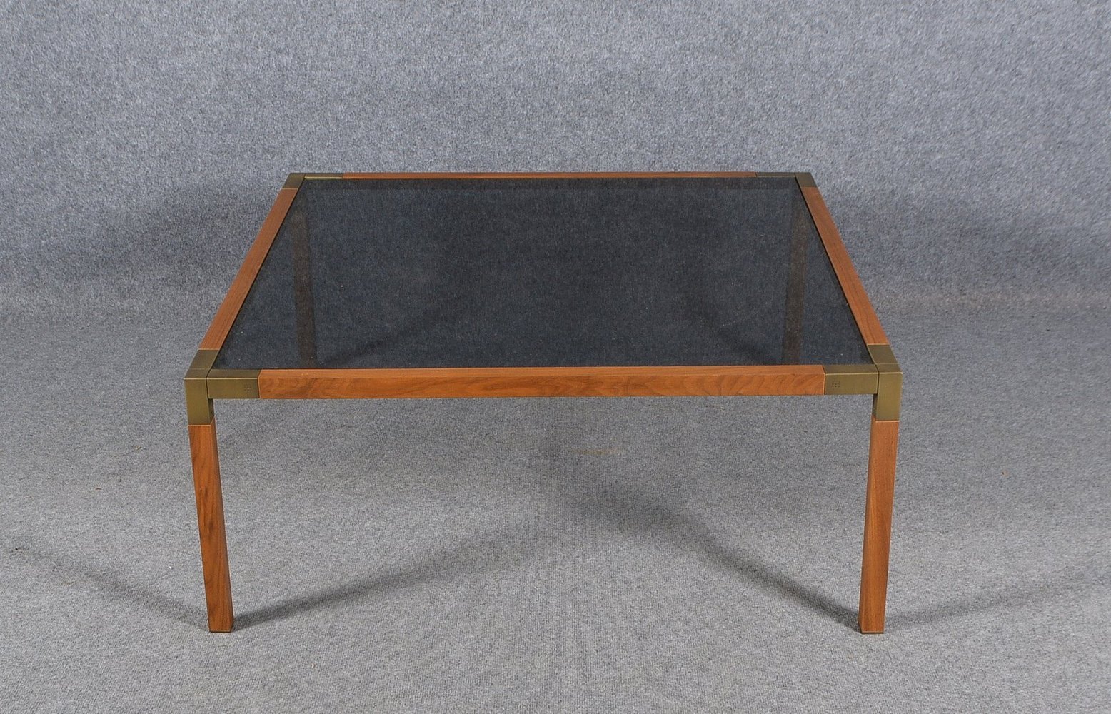 Couchtisch, mod. Ausf., Nussholz-Gest., getönte Starkglas-Platte/10 mm, Messing-Appl.