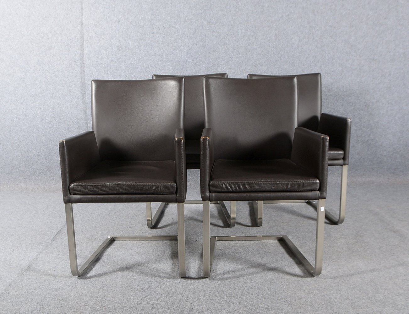4 Designer-Freischwinger, braunes Leder, auf Chromfüßen; Lehnhöhe 93 cm