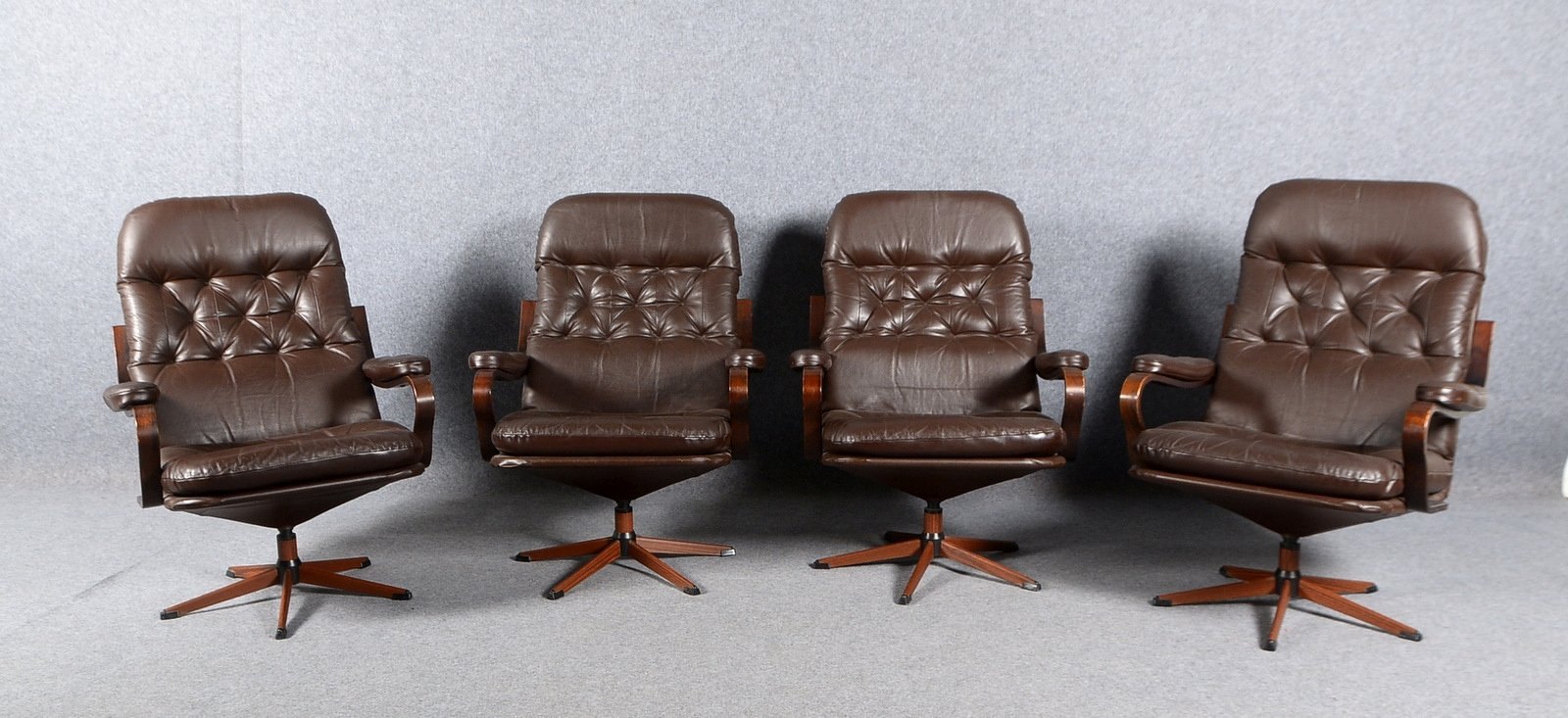 Homa/DK, 4 Designer-Armlehnsessel, dkl.braunes Leder; Höhe 92 cm, Breite 72 cm