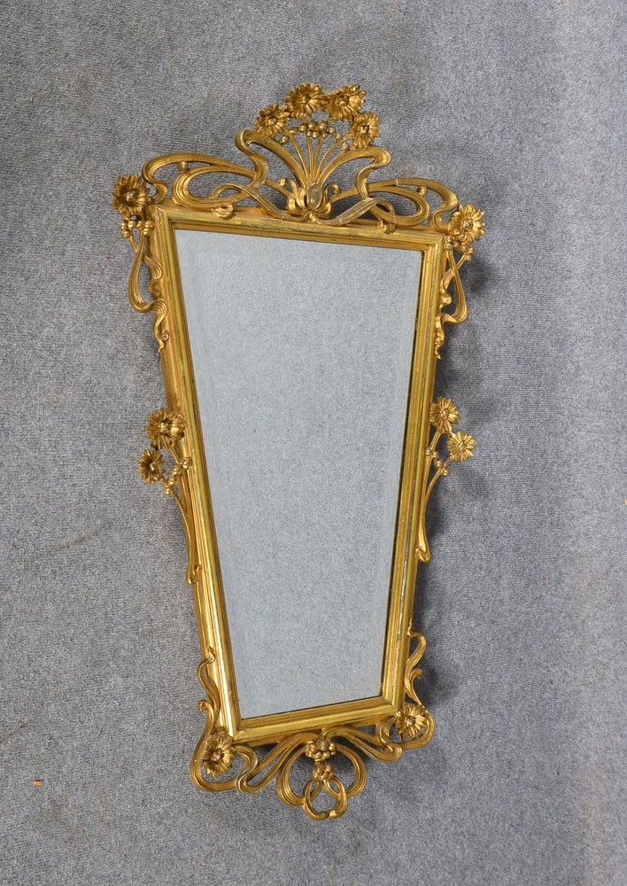 Prunkspiegel, trapezf. Stuckrahmen, Jugendstil-Appl., fac. Glas; Rahmenmaße 102 x 58 cm