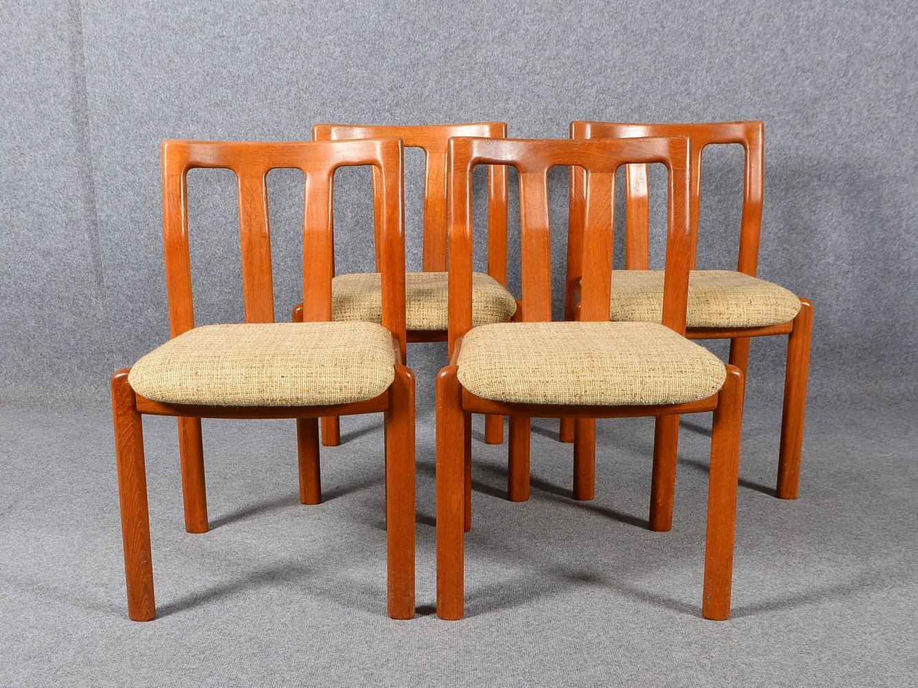 Dyrlund (DK), 4 Stühle, Teakholz massiv, Bezug beigefarbener Polsterstoff; Höhe 80 cm