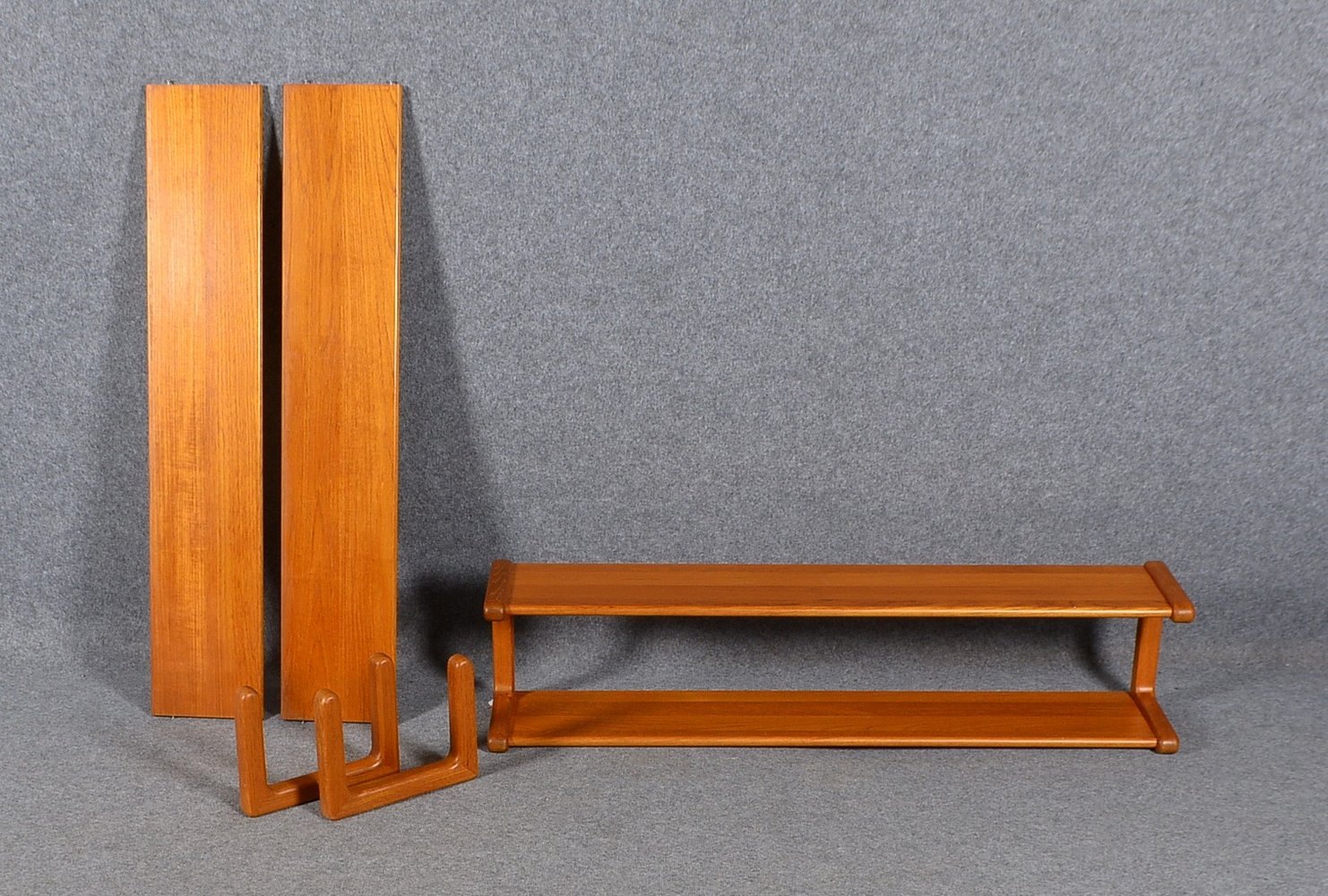 Dyrlund (DK), Paar Wandregale, Teakholz, mit 2x Ebenen; Höhe 30,5 cm, Breite 128 cm