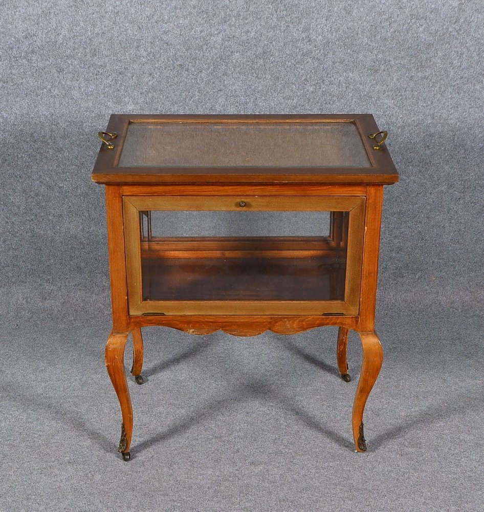 Kleiner Bartisch, Mahagoni, 4-türig/vergl., aufgel. Tablett, Füße auf Rollen; Höhe 74 cm