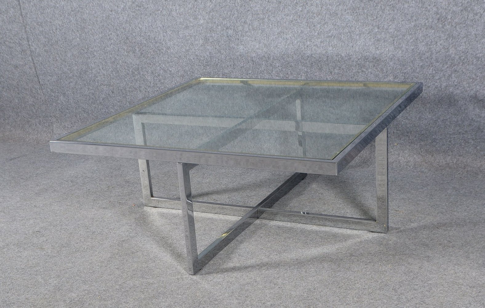 Maison Charles-Couchtisch, quadrat. Chromgest., aufgelegte Glasplatte; Maße 104 x 104 cm