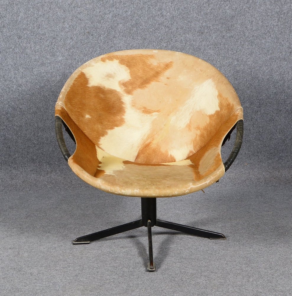 Lusch & Co., Balloon Chair (1970er J.), Eisengestell mit Kuhfellbezug; Lehnhöhe 74 cm