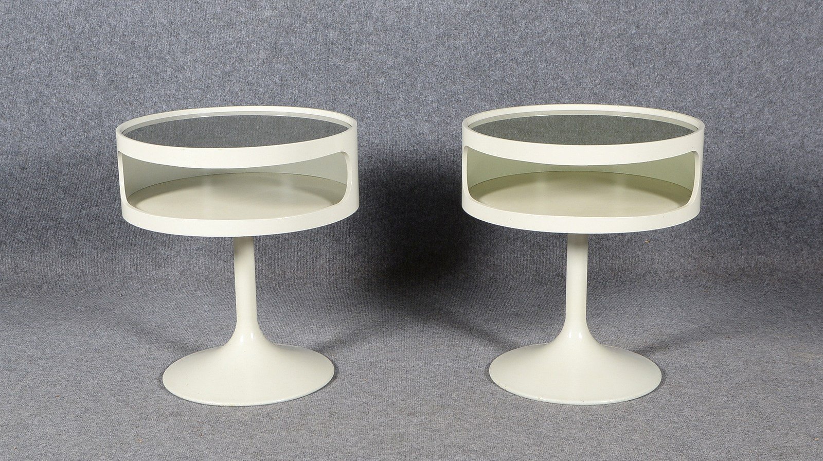 2 Designer-Tische (1970er J.), 'Space Age Luna', Holzgeh./Glasplatte, Metallfuß, weiß