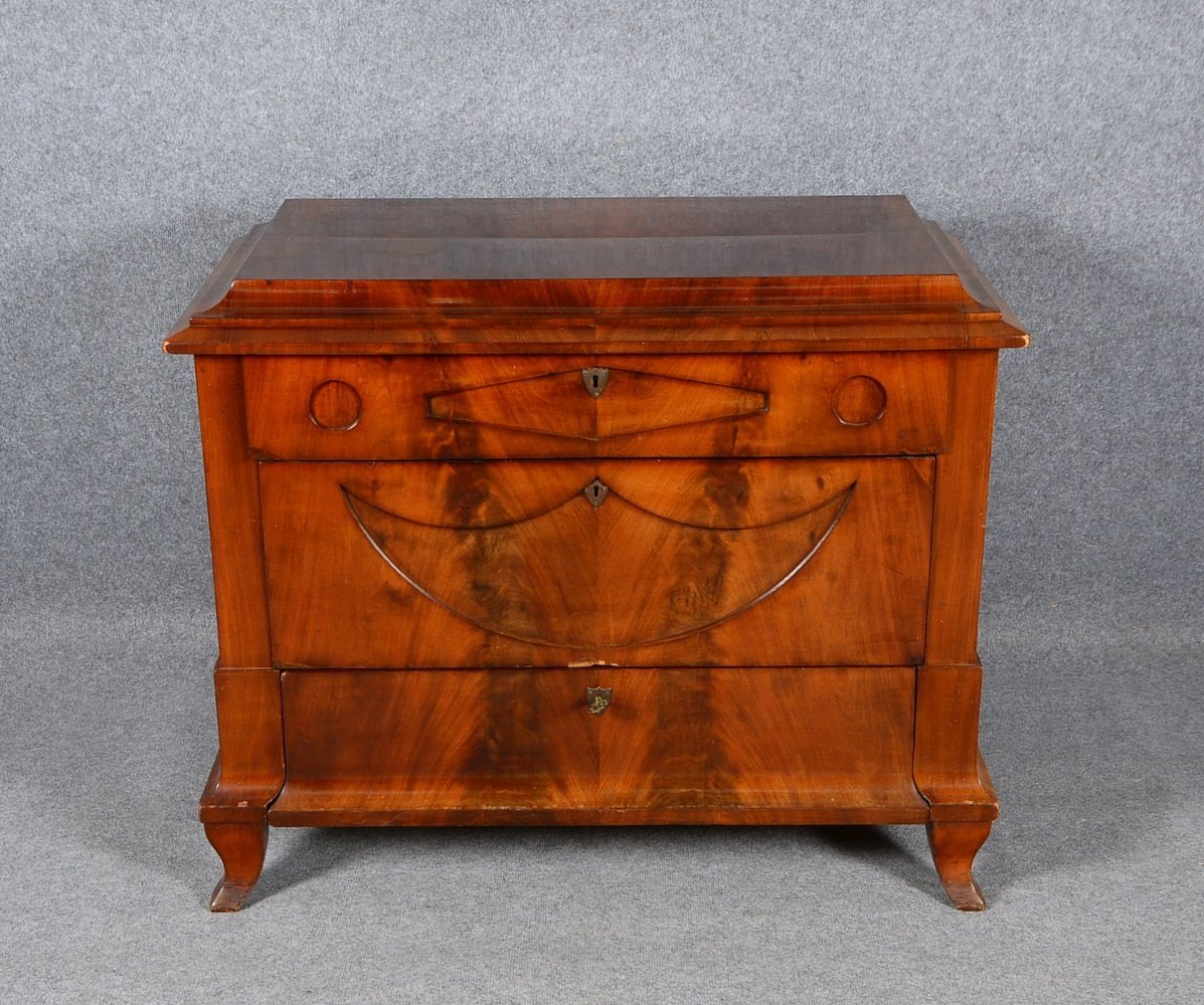 Kommode (Biedermeier), Eiche mit Mahagoni-Spiegelfurnier, 3-schübig; Breite 107 cm