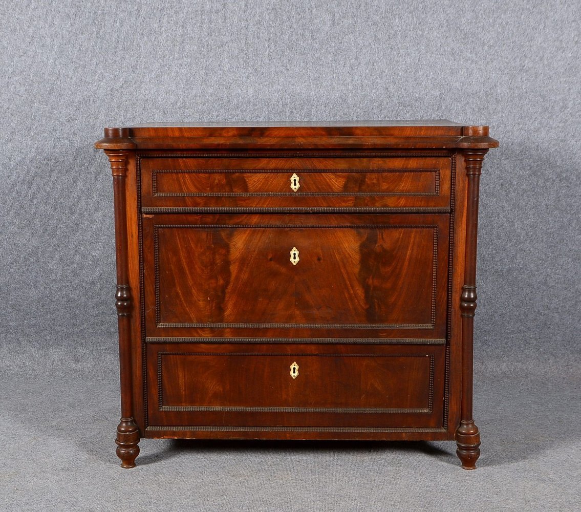Kommode (Spätbiederm.), Eiche mit Mahagoni-Spiegelfurnier, 3-schübig; Breite 97 cm