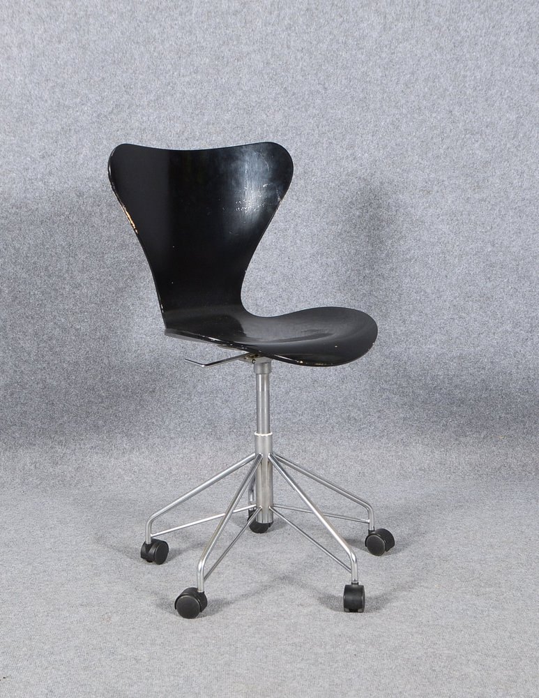 Fritz Hansen/DK, Bürostuhl, No. '3117', lack. Schichtholz, 5-strahl. Fuß, Entw. A. Jacobsen