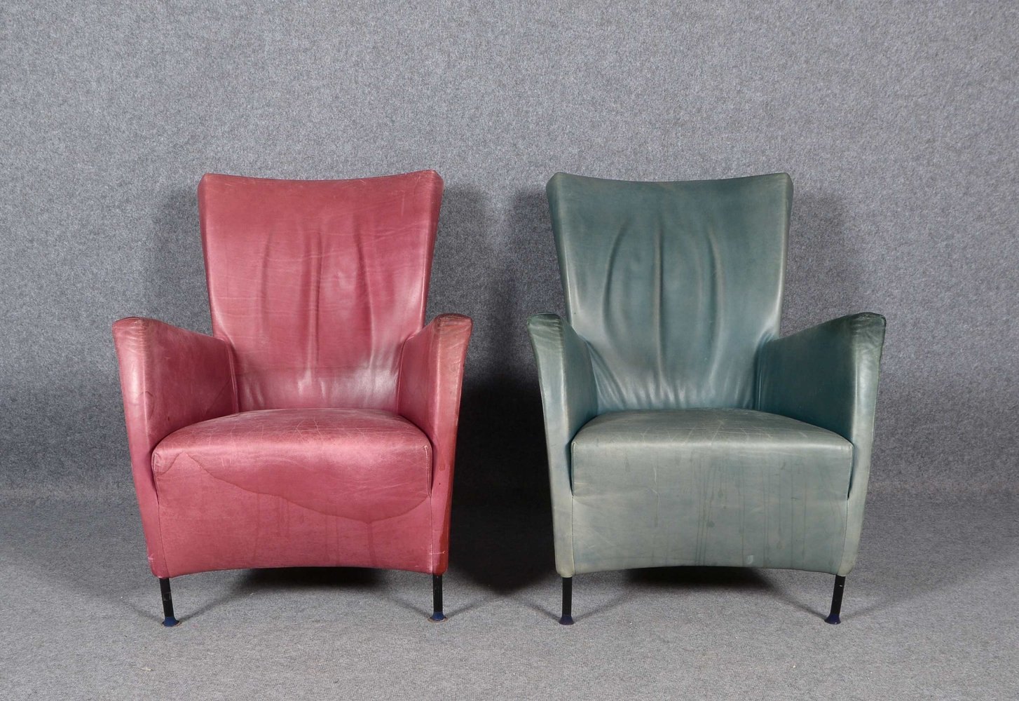 Montis, 2 Sessel, 'Windy', farbiges Leder, auf 4x schrägen Rundbeinen, Entw. G. Papavoine