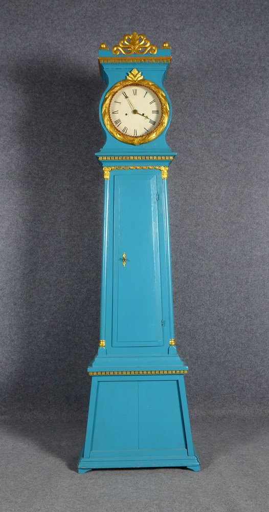 Standuhr (Schweden), Nadelholz, blau gef./partiell verg., Räderwerk mit Schlag auf Glocke