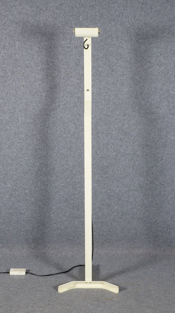 Sirrah-Stehleuchte, 'Sivio', weiß lack. Metallschaft, Entw. Kazuhide Takahama, dimmbar
