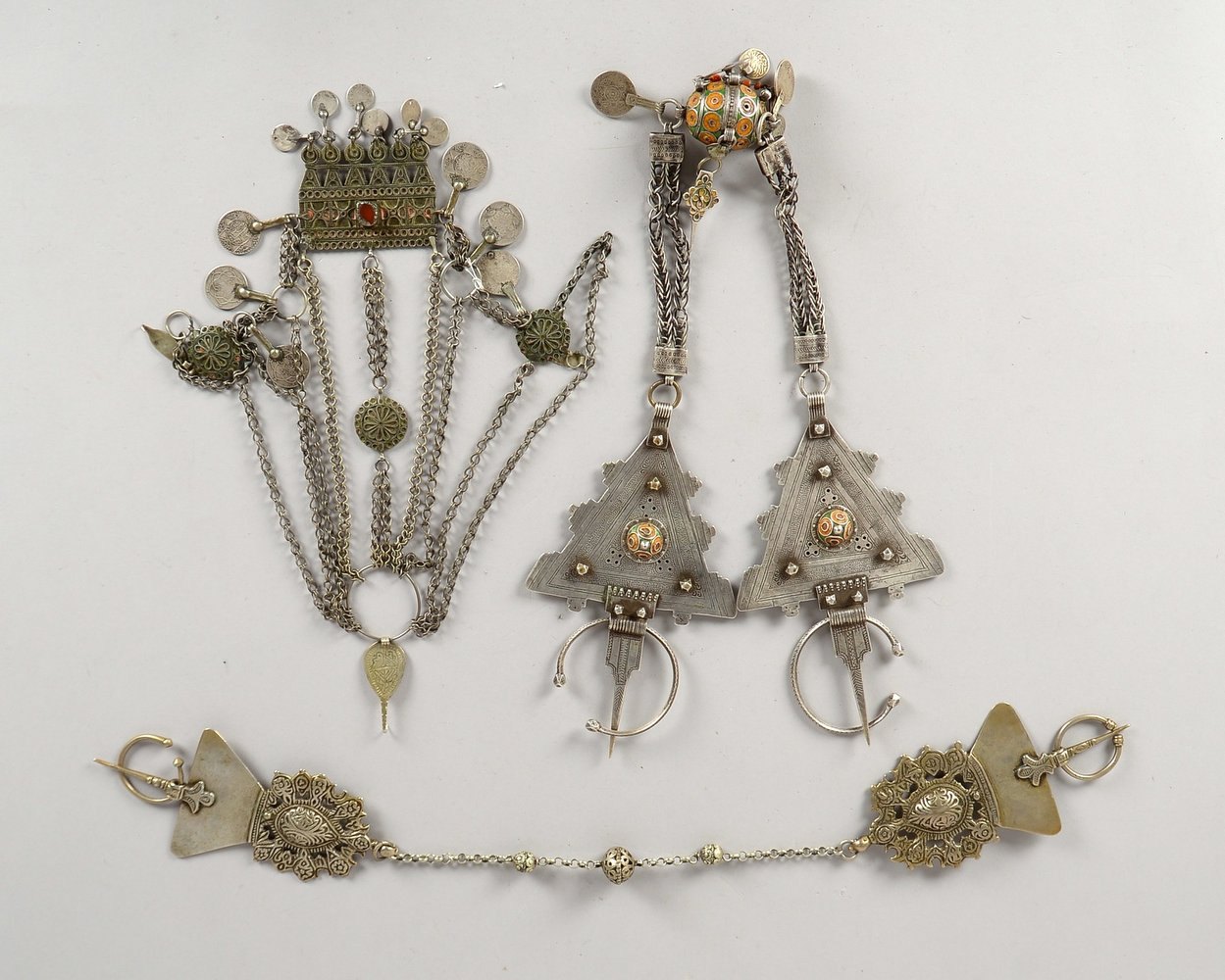 Berber-Trachtenschmuck, Silber: 3x Gewandfibeln, ornament. ziseliert/teils emaill.