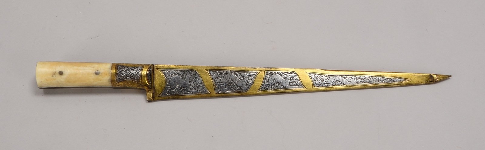 Sammler-Dolch (wohl Qajar/Iran), gerade Klinge, ornament./figürl. ziseliert, mit Horngriff