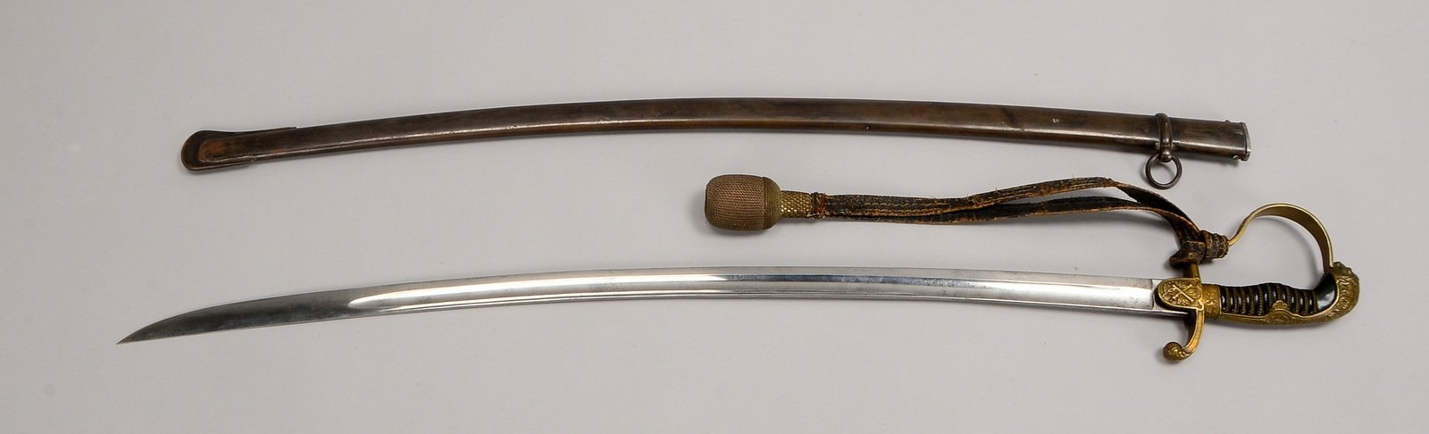Kavallerie-'Löwenkopfsäbel' für Offziere, Klinge grav., mit Portepee, in Scheide