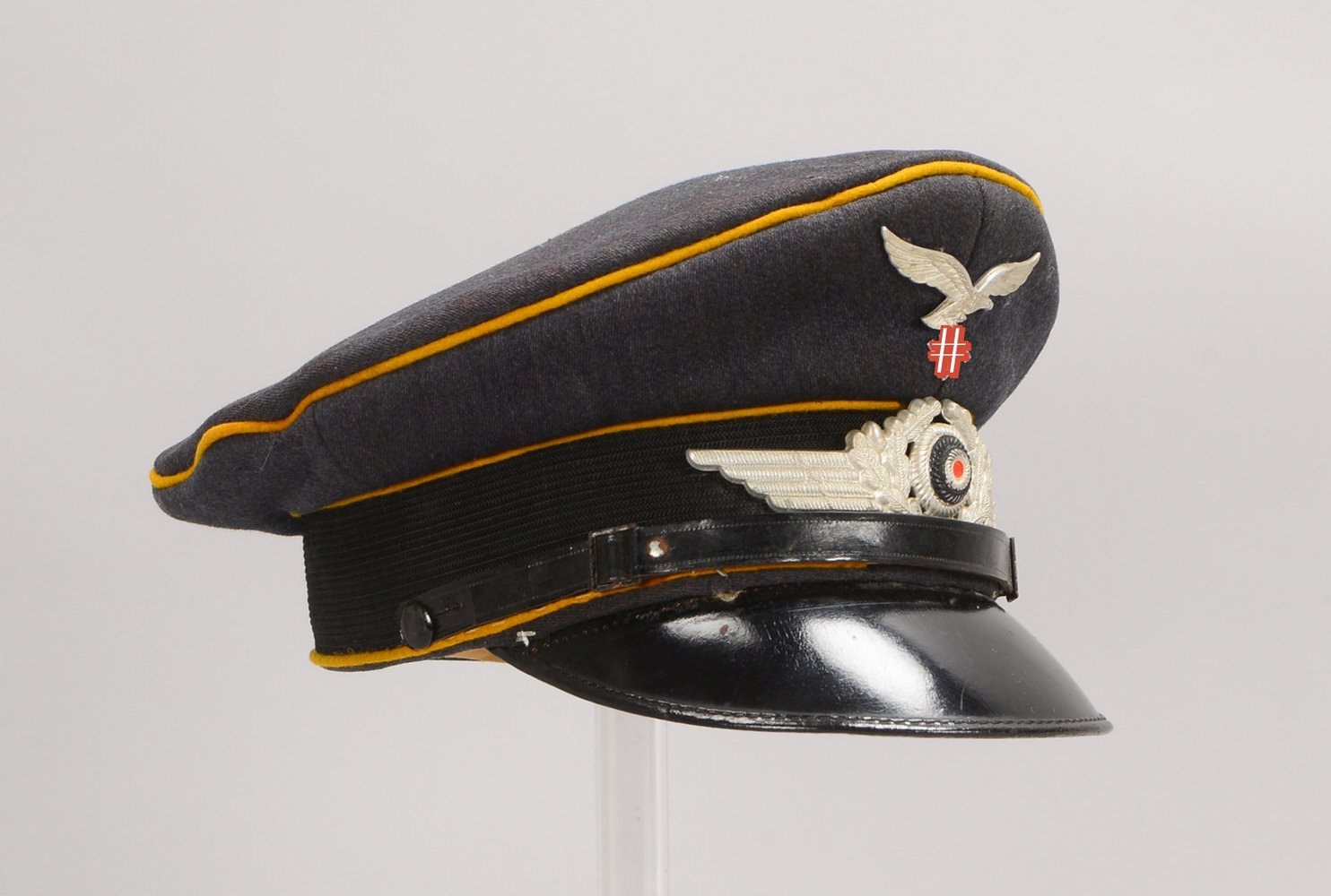 Schirmmütze 'Luftwaffe' (II. WK), Leichtmetall-'Adler'-Emblem und Kokarde