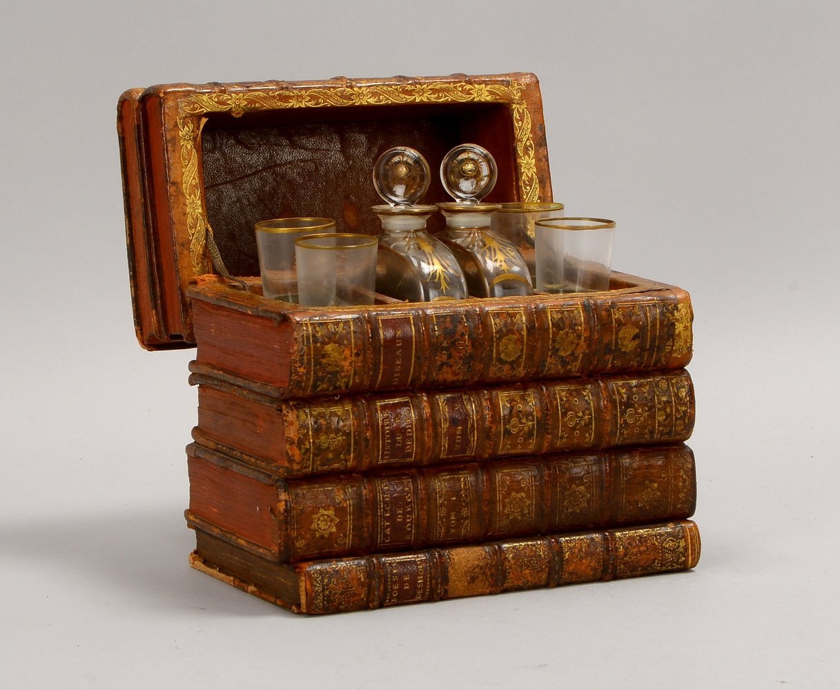 Likörkabinett (19. Jh.), in 'Bücherstapel'-Form, innen mit 2x Karaffen und 4x Gläsern