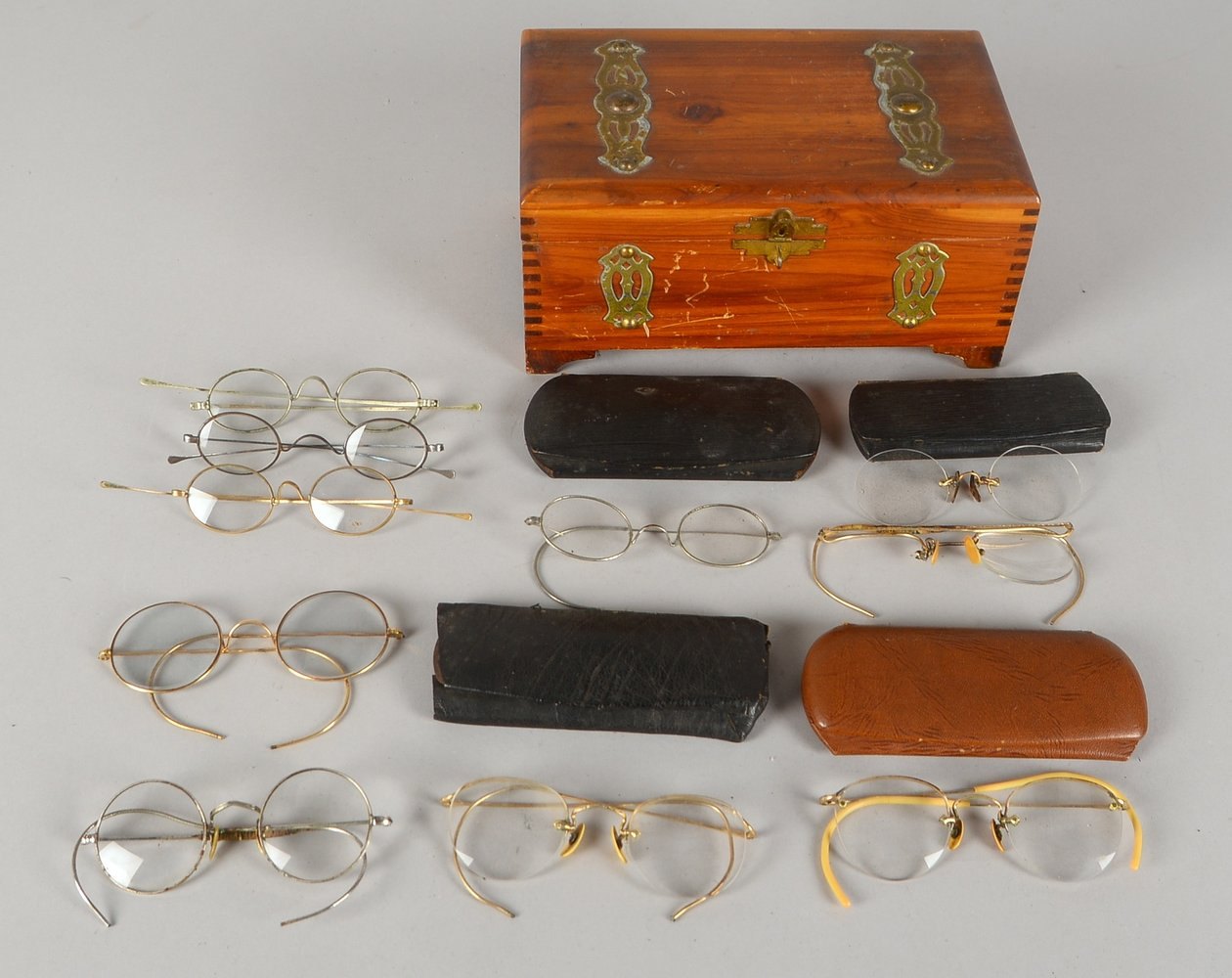 Kleine Augengläser-Sammlung, verschiedene Ausführungen, 10 Stück, in Holzschatulle