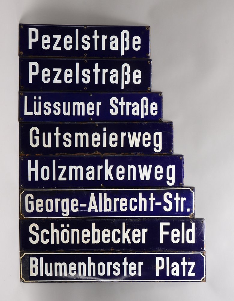 8 alte Bremer Straßennamenschilder, Emaille in Dunkelblau, mit weißer Schrift