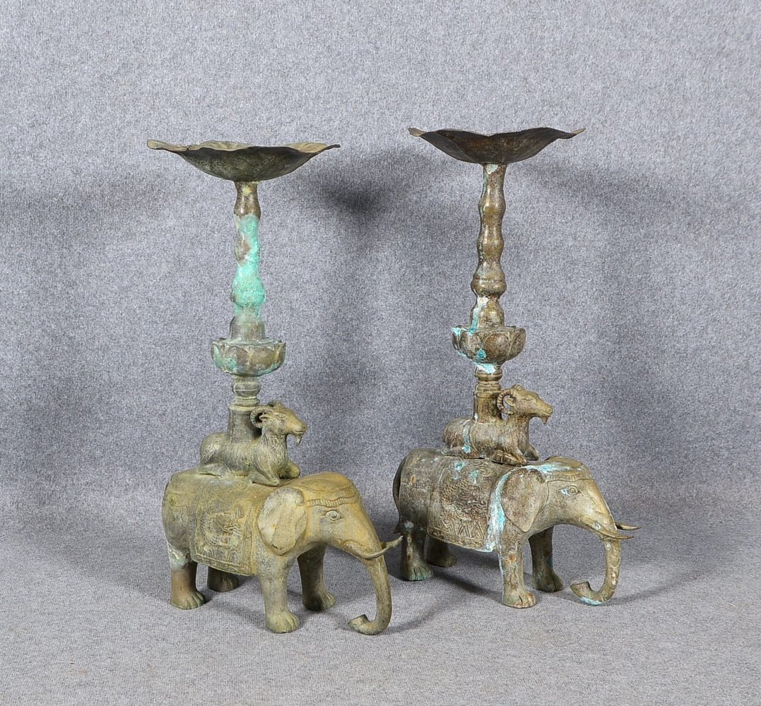 2 Blumensäulen, floral gest./Fuß als Tierfiguren, partiell oxidiert; Höhe 86/83 cm, Ø 32 cm