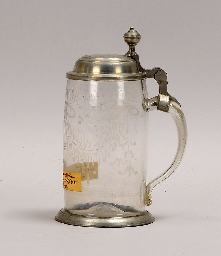 Glashumpen, mit Zinndeckel/Stand, feine Gravuren, auf Deckel monogr. 'C.H.', dat. '1903'