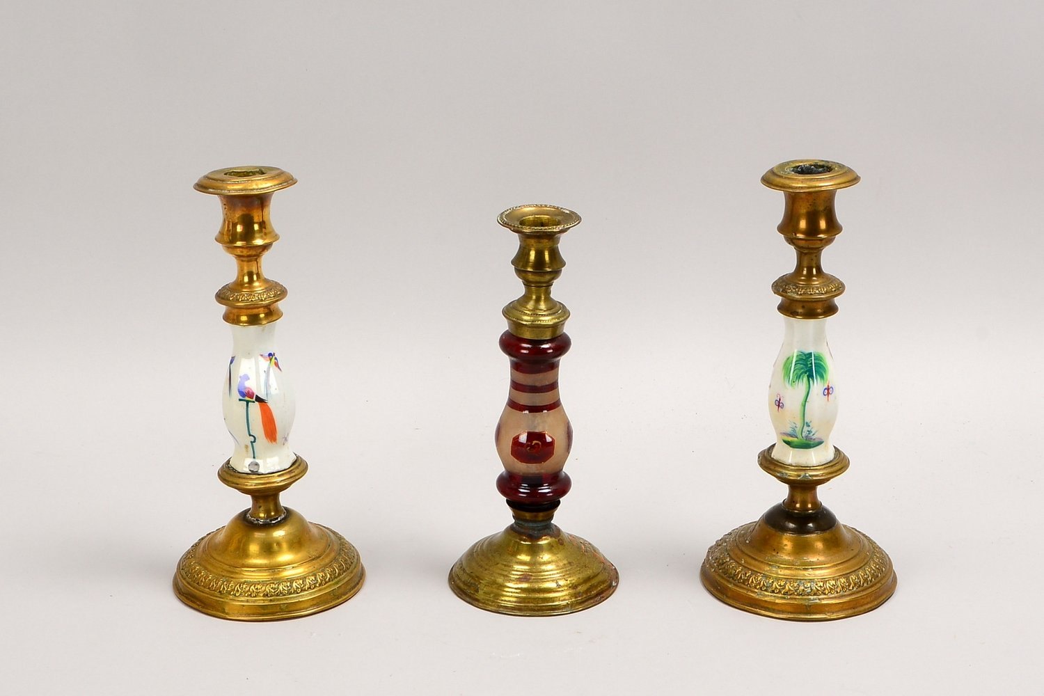 3x Tischkerzenleuchter (Biedermeier): 2x als Paar, Porz.-Mittelteil; 1x mit Glas-Mittelteil