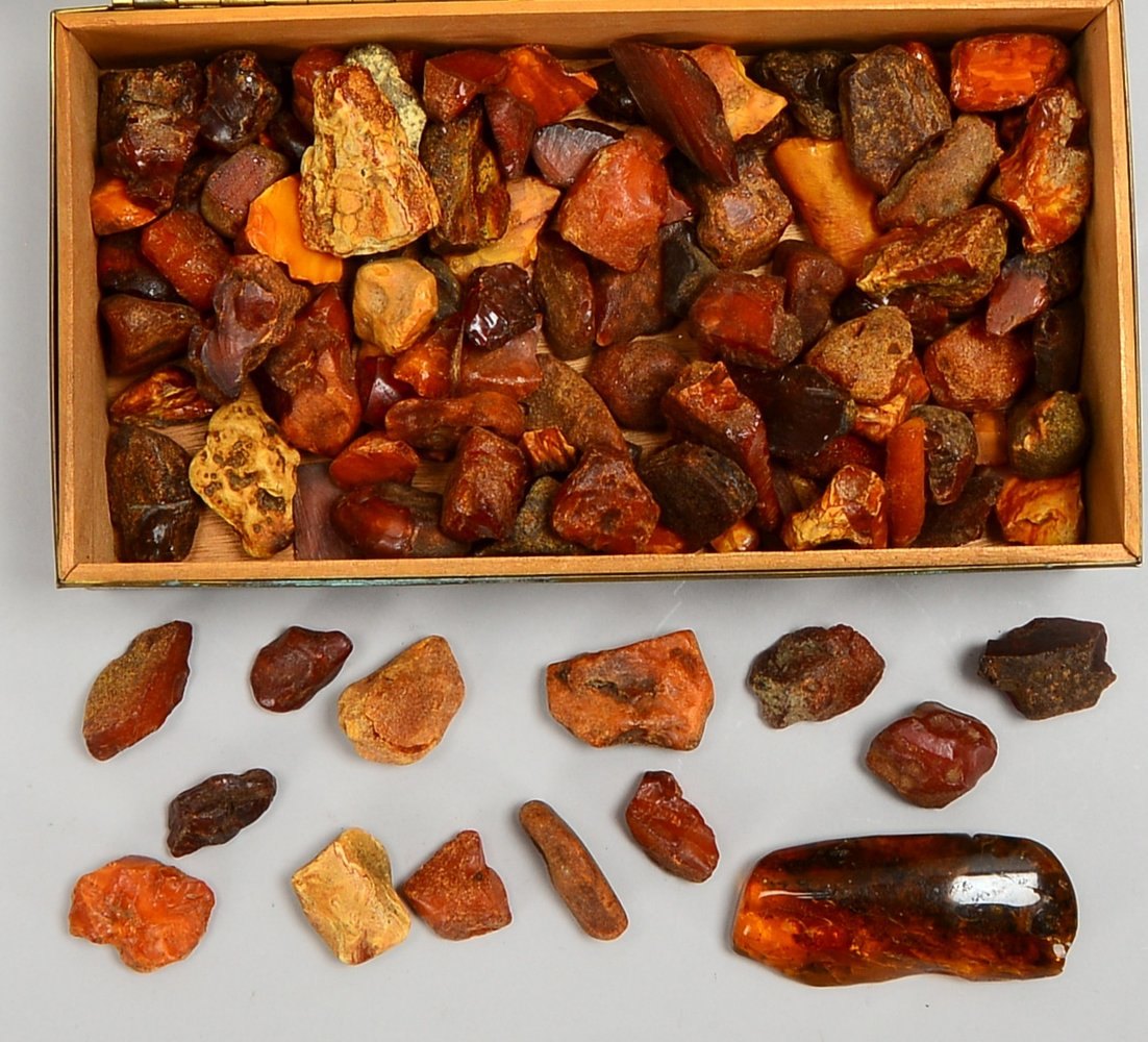 Rohbernstein-Sammlung (wohl aus Ostseefund), versch. Formen/Farben, in Schatulle