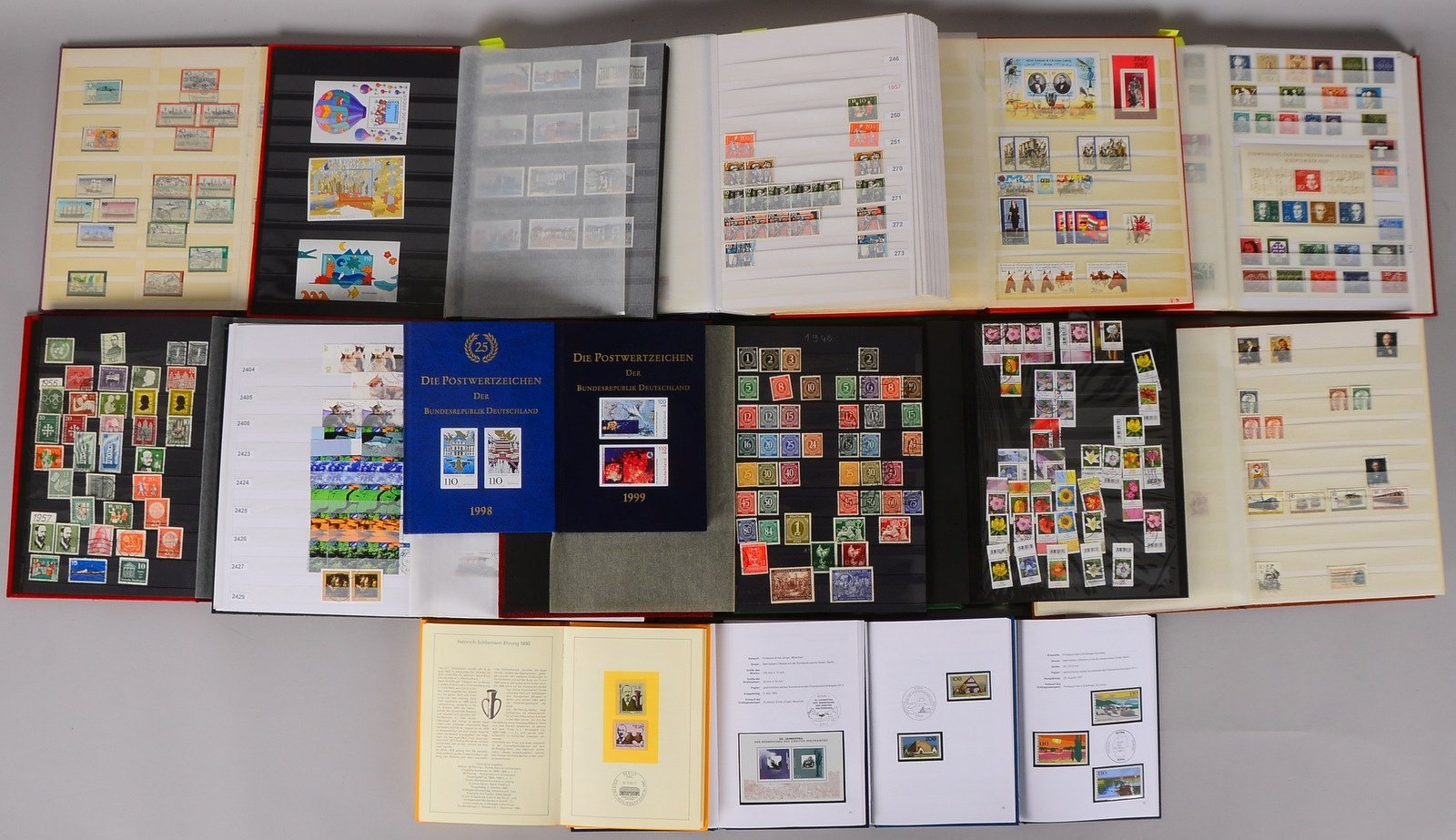 Lot Briefmarken (Deutschland), in 'Wühlkiste': 10x Einsteckalben, 6x Jahrb. 'Bund'
