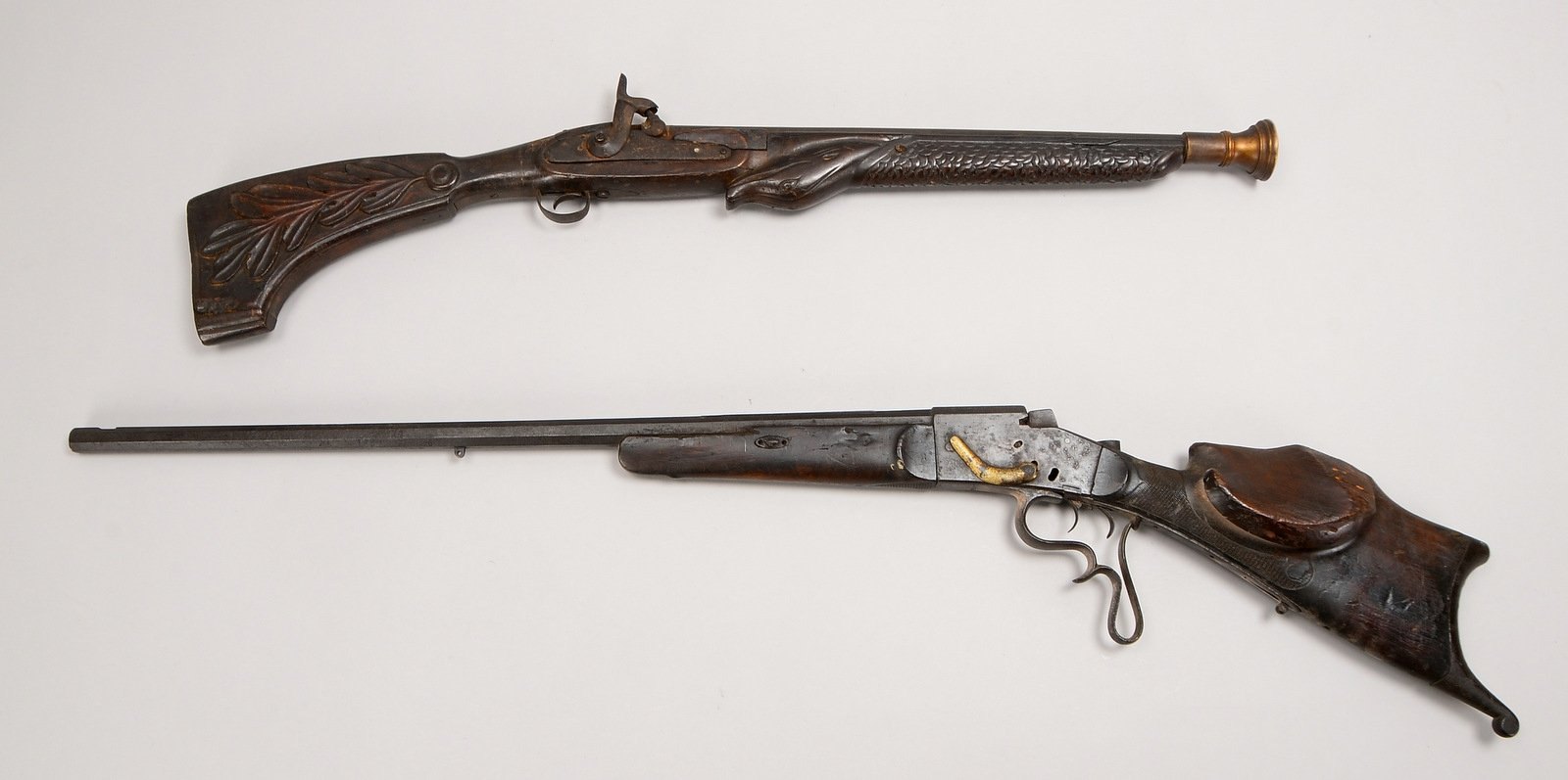 2 Sammler-Gewehre - 1x unvollständig; 1x Länge 125 cm, und 1x Länge 98 cm