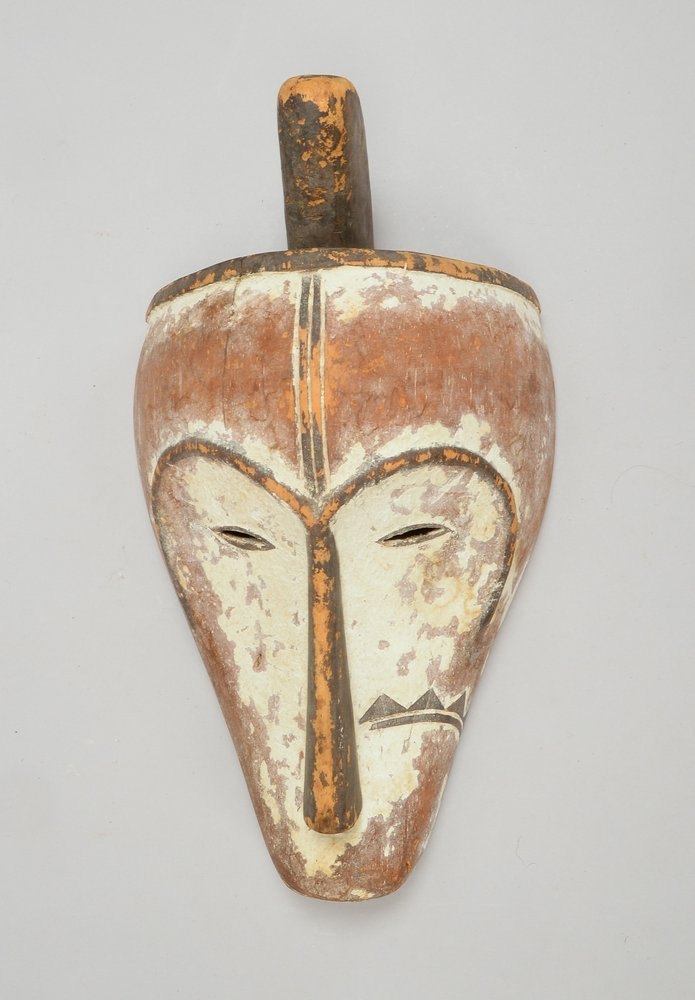 Rituelle Tanz-/Zeremonienmaske (wohl Kamerun), Holz weiß gefasst; Länge 50 cm