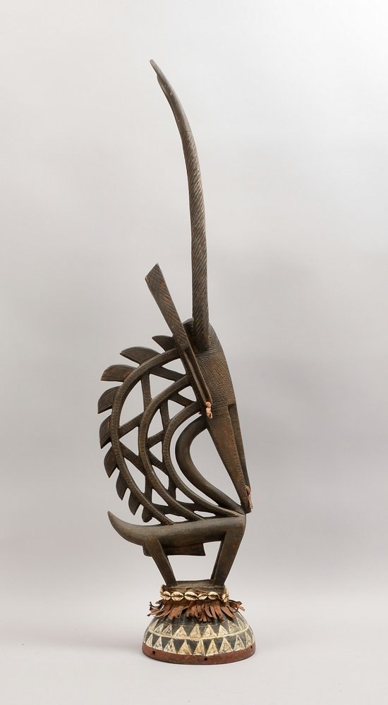 Tanzaufsatz (Mali), Holz geschn./partiell weiß gef., 'Antilope', mit Kaurimuscheln verz.