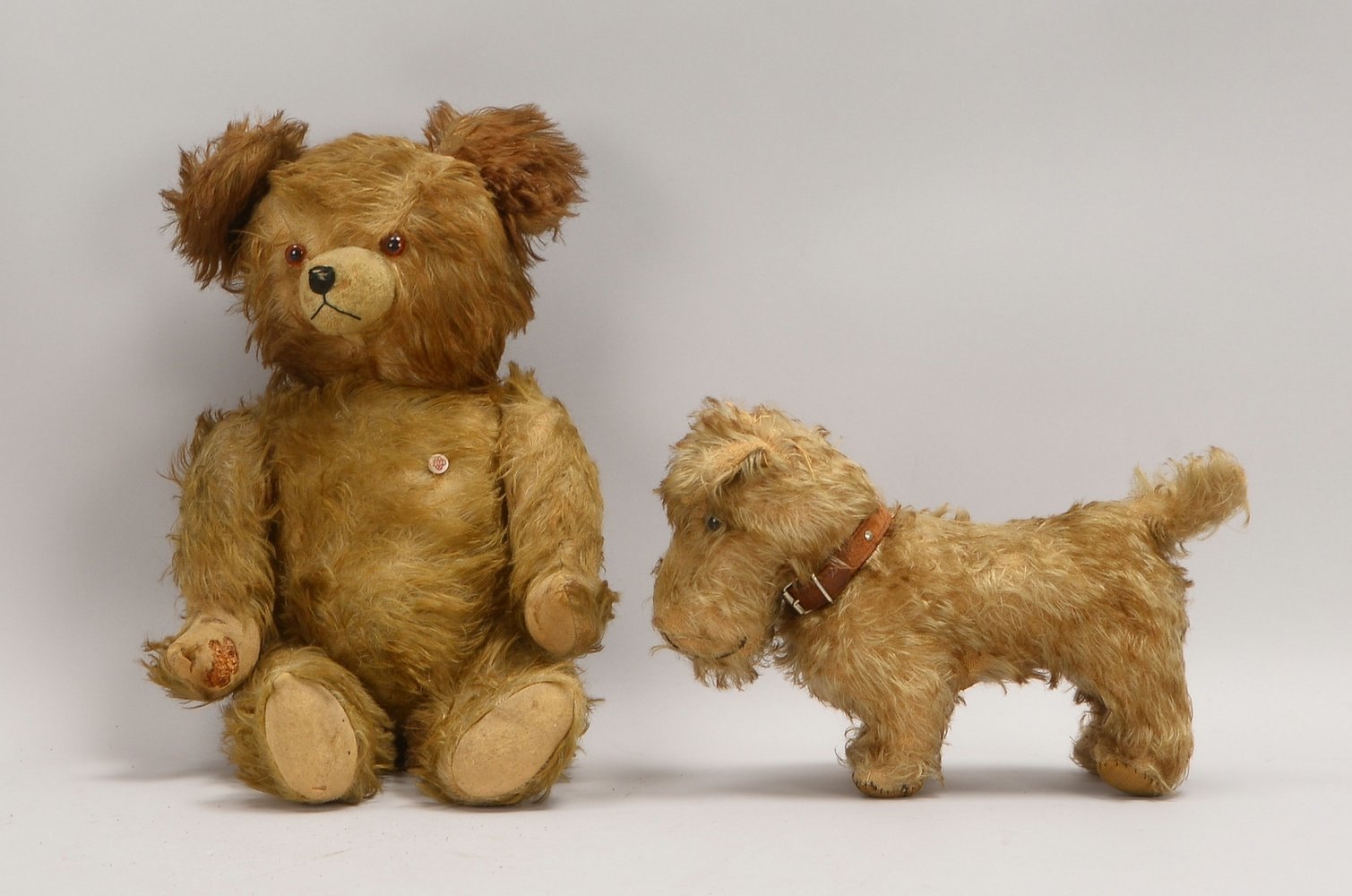 2 alte Sammler-Stofftiere (Petz), Mohair und Holzwolle: 1 gr. Teddy, 1 kl. Hundefigur