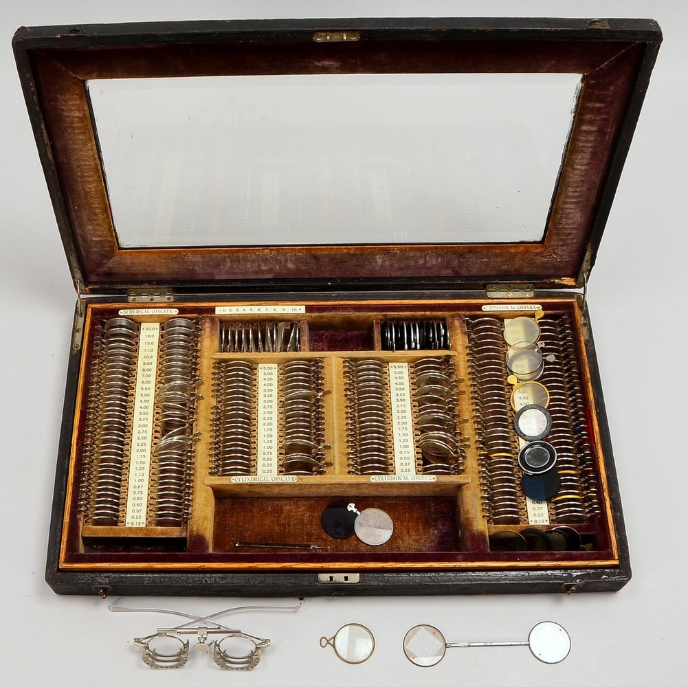 Antiker Messglaskasten, kompl. mit Refraktionslinsen u.a., orig. Kasten aufs./fac. Glas
