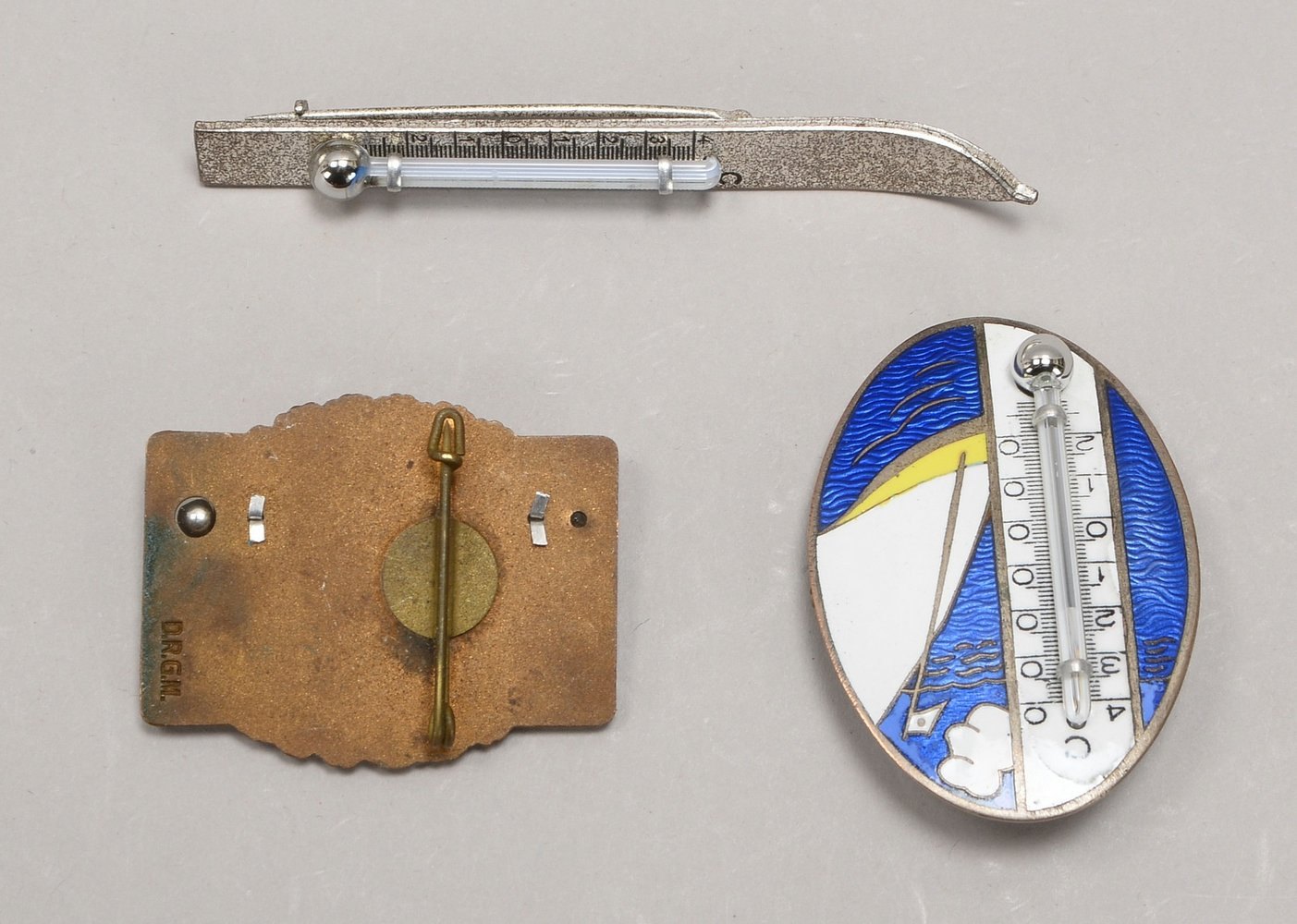 3x Miniatur-Thermometer (um 1900) als Anstecknadeln, versch. Ausf., 2x bez. 'DRGM'