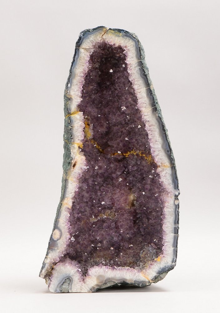 Gr. Amethystdruse (wohl Brasilien), geschnitten, Calcit-Ummantelung; Höhe 49 cm