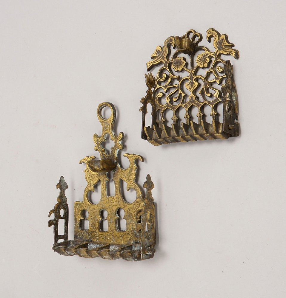 2 Chanukkas, Bronze, ornament. ziseliert, mit Wandaufh.; Höhe 17 cm/Höhe 11,5 cm