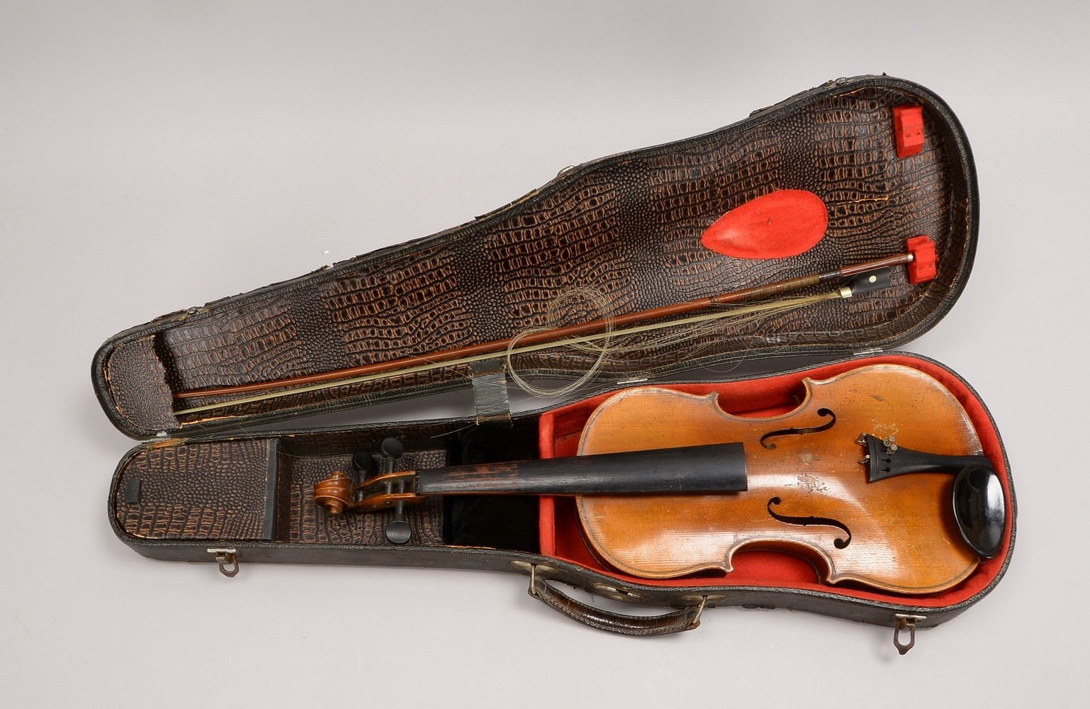 Alte Geige (cop. nach Nicolaus Amati), mit Bogen und Koffer; Länge 60 cm (restaur.-bed.)