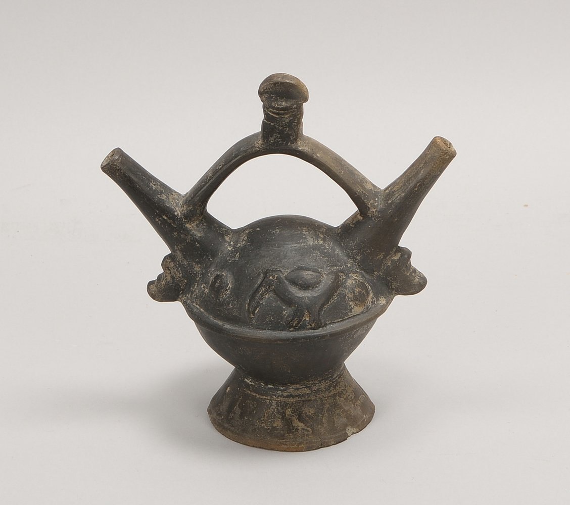 Präkolumbian. Huaco (Peru), Wasserpfeifgefäß, Ton, handgefertigt; Höhe 20 cm