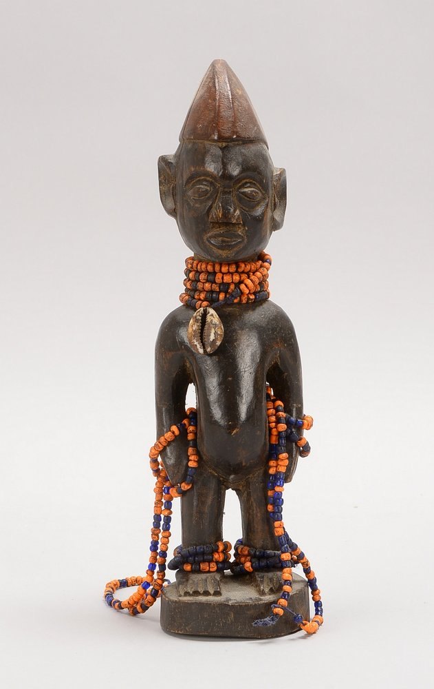 Schutzfigur (Yoruba/Nigeria), Ibeji-Skulptur, mit Kaurischnecke/Perlenschmuck