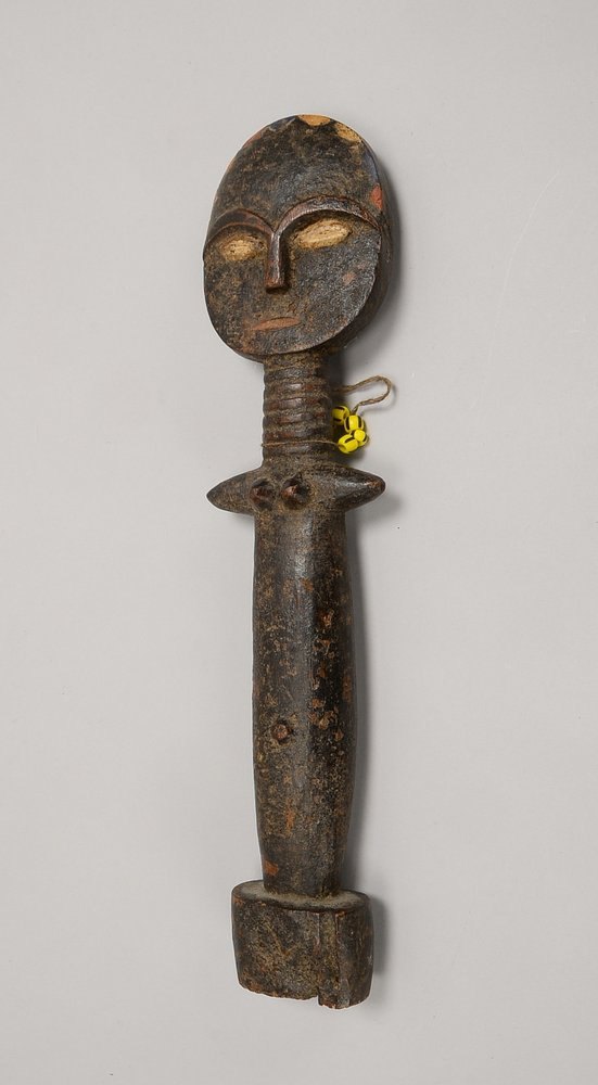 Fruchtbarkeitsfigur (Ashanti/Ghana), weibl. Akuaba, Holz geschn., mit Perlenschmuck