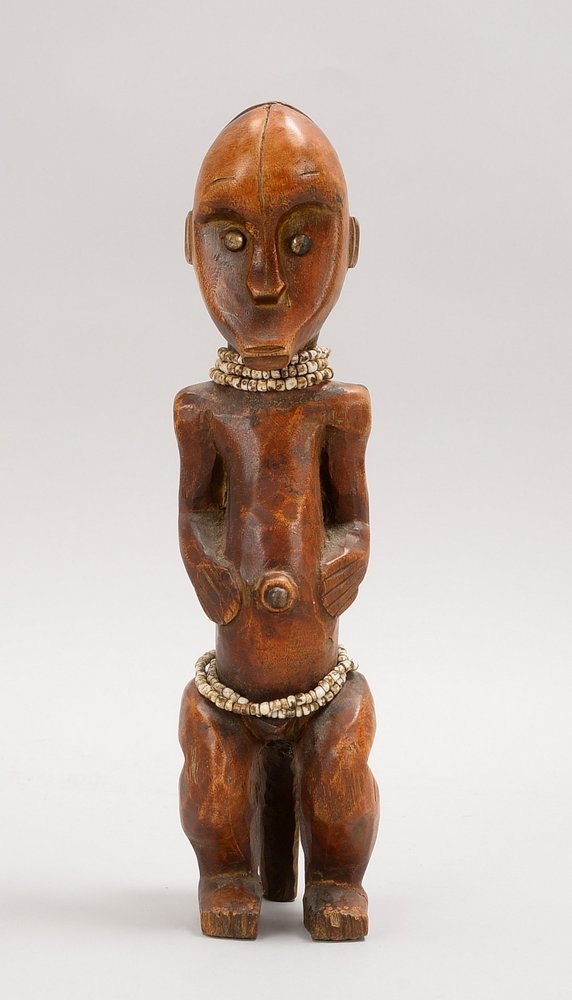 Fang-Skulptur (Gabun), Nagelköpfe als Augen/Nabel, mit Perlenschmuck; Höhe 30 cm30