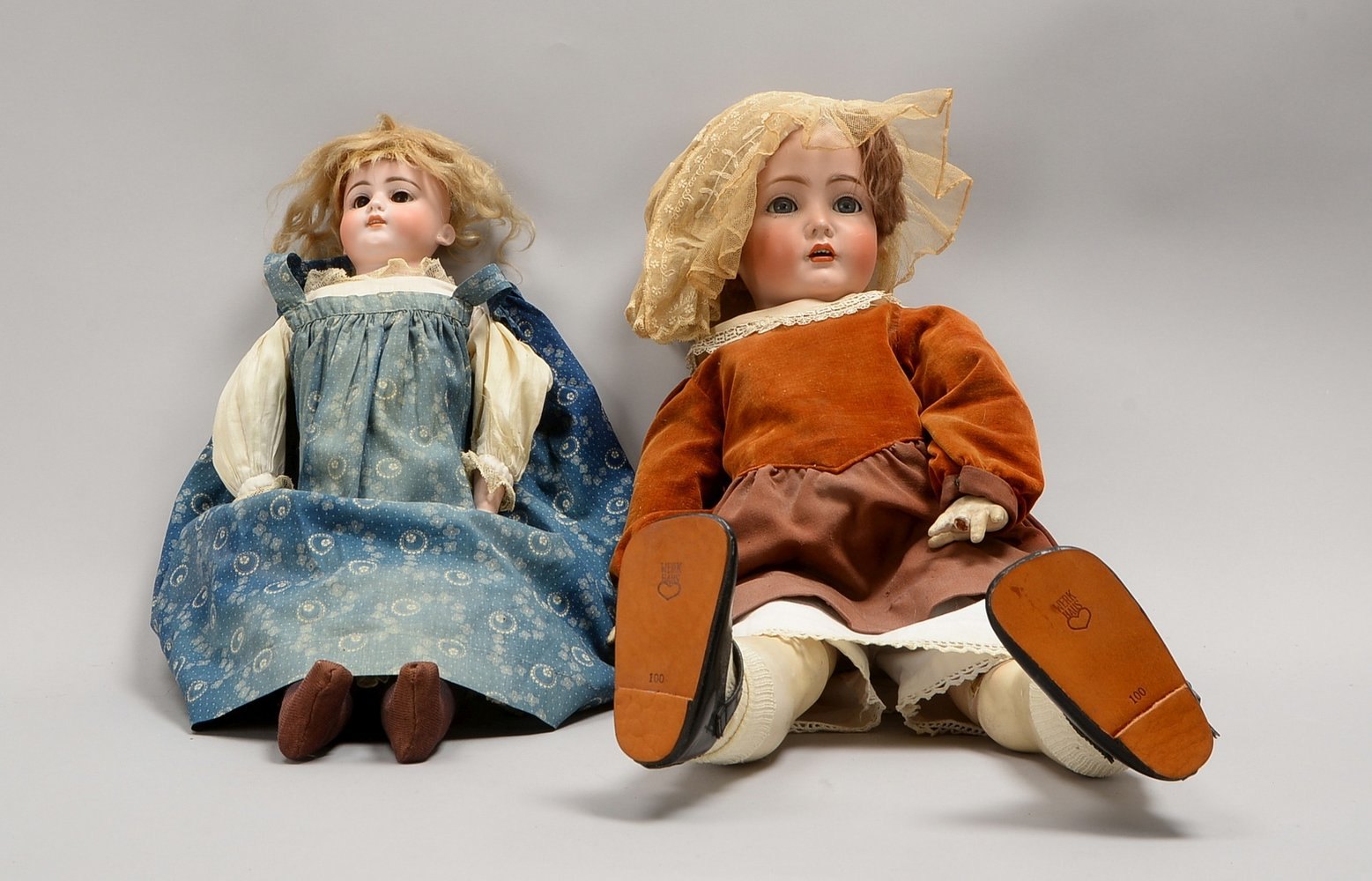 2 Sammlerpuppen, Porz.-Kopf: 1x Simon Halbig, '117N', Höhe 65 cm; 1x ungem., Höhe 52 cm