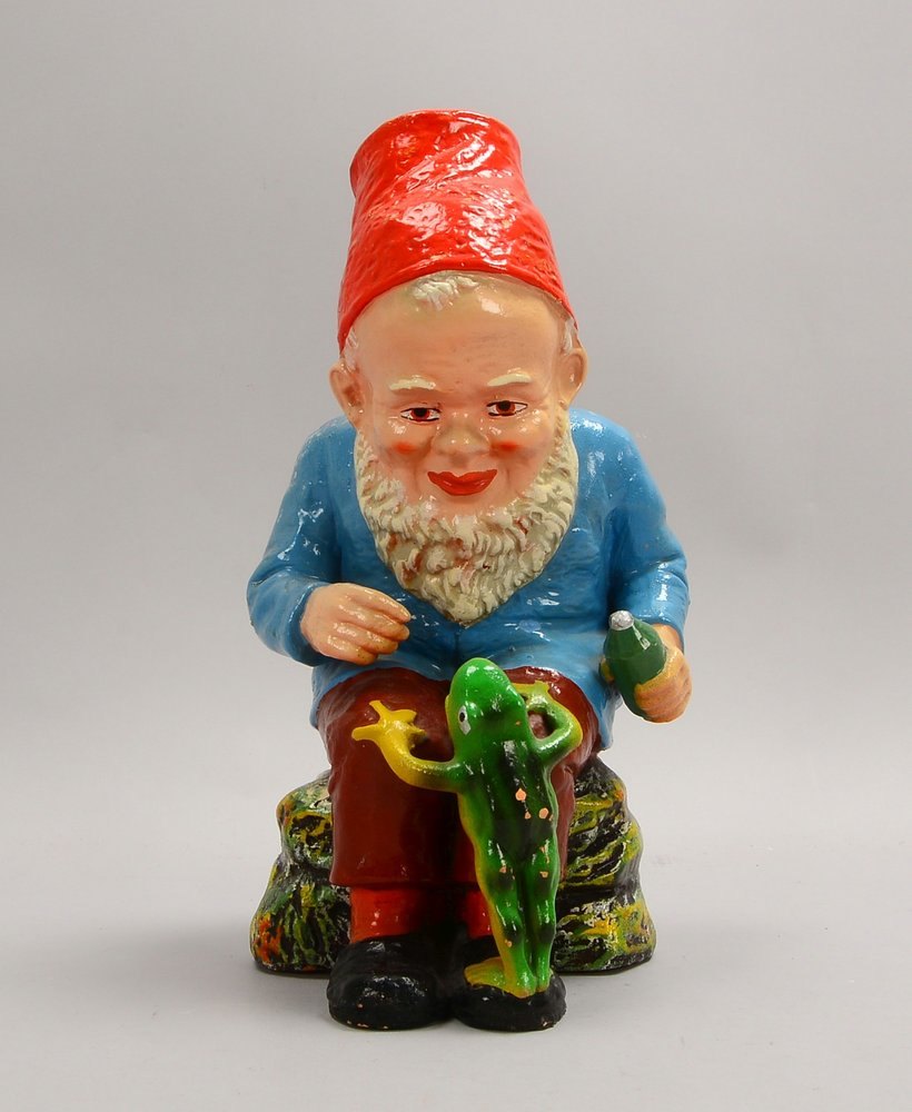 Keramikfigur, 'Gartenzwerg mit Frosch', polychromiert - unbeschädigt; Höhe 31,5 cm