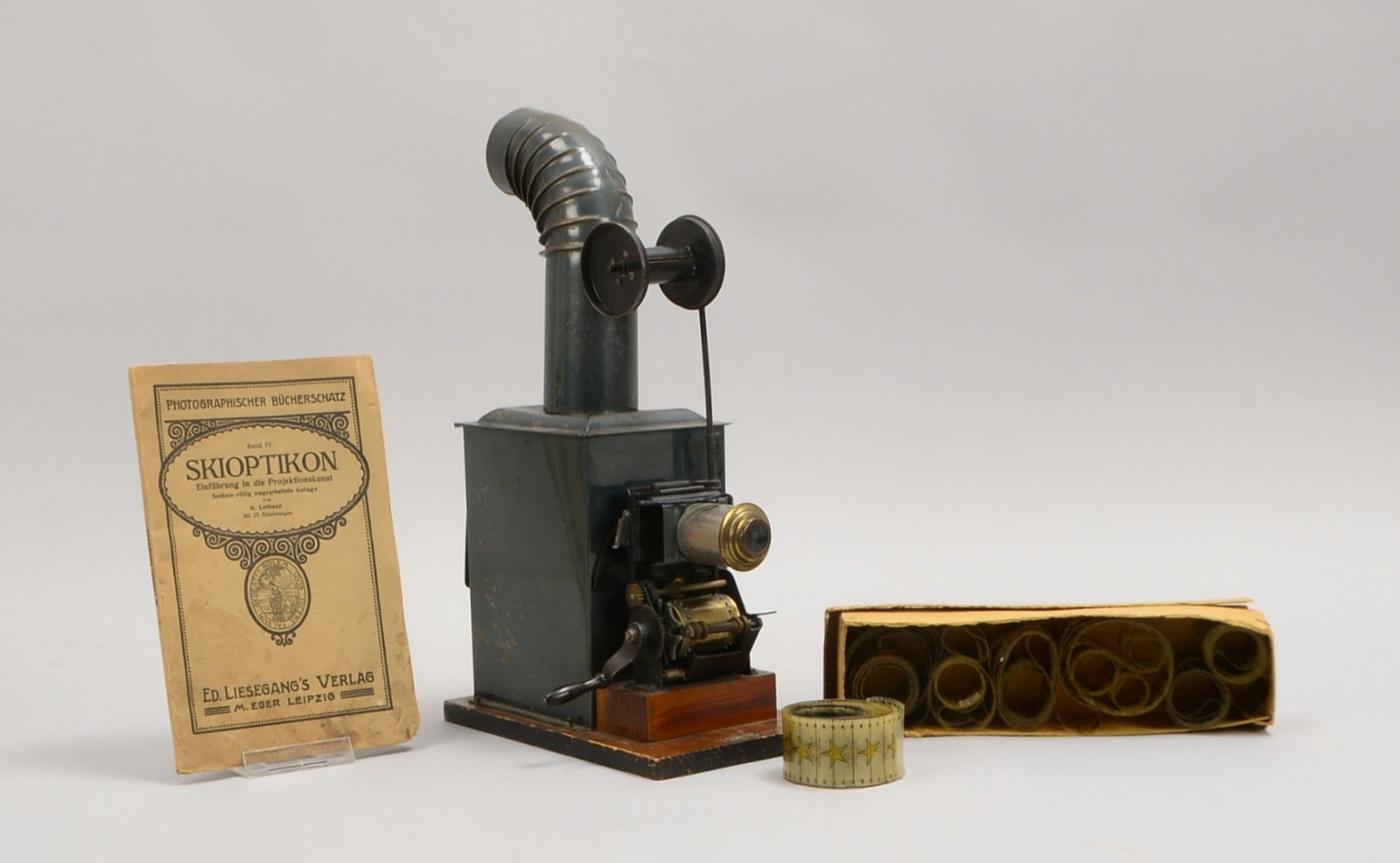 Antiker Kinematograph/'Laterna Magica', mit Filmmaterial (Rollen und Glas-Diaträger/Streifen)
