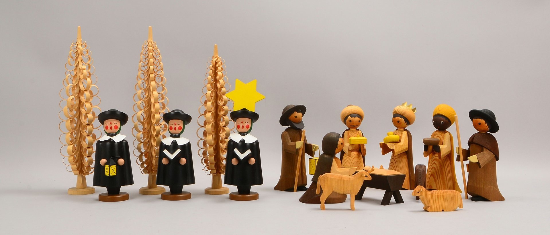 Erzgebirge-Sets: 'Hl. Familie', '3 Könige', 'Hirte mit Schafen', 'Sternsinger'; 3 Spanbäume