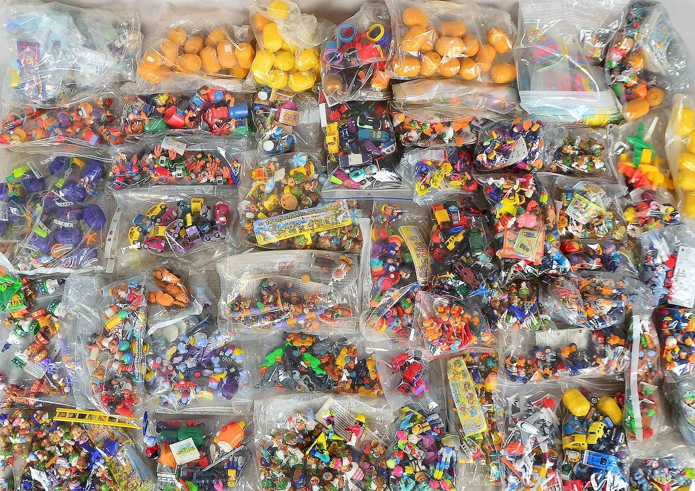 'Überraschungseier'-Figuren, nach Themen gesammelt, teils mit Fähnchen u.a., im Koffer