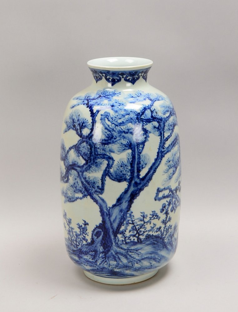 Porz.-Vase (China), mit blauem Unterglasurdekor ('Landschaft'); Höhe 46 cm